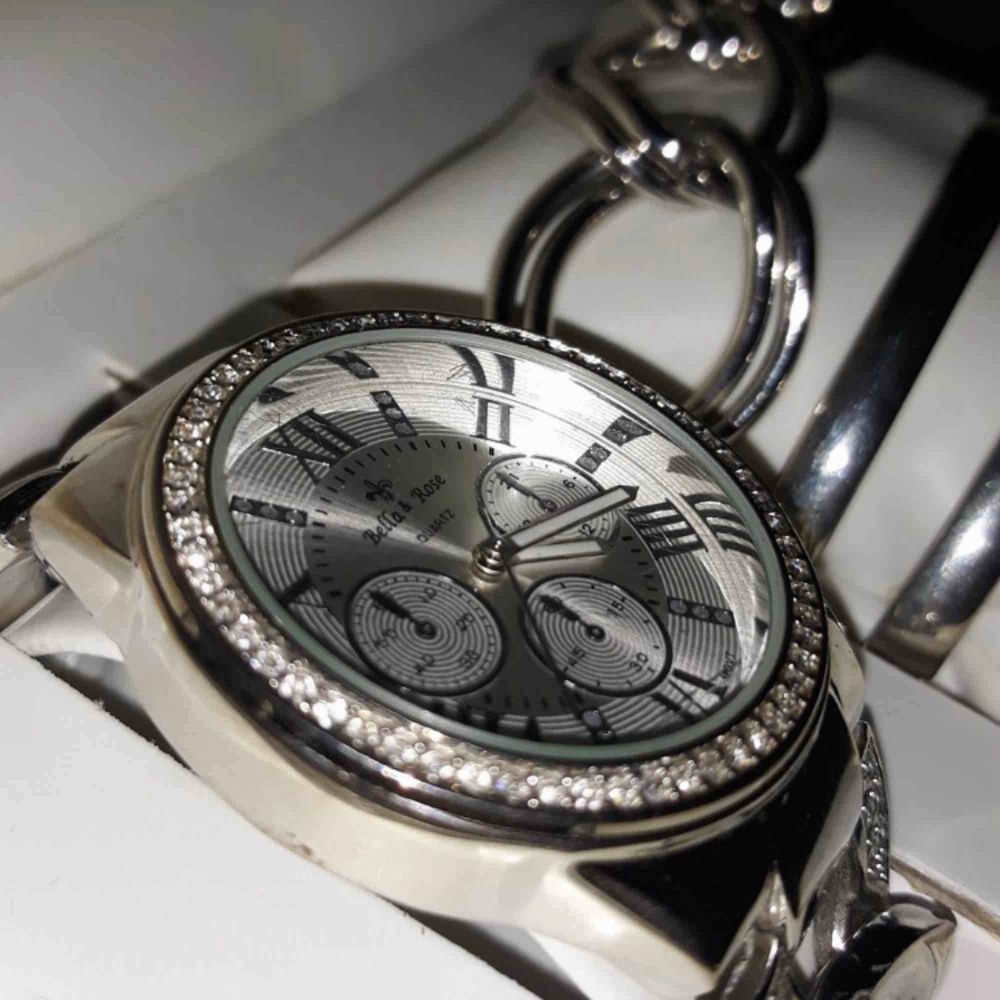 Denna klocka är köpt utomlands för 500kr, den är i bra skick, den fungerar än. Ingen större skada, armbanden medföljer🥰.  200 eller högst bud😉. Accessoarer.