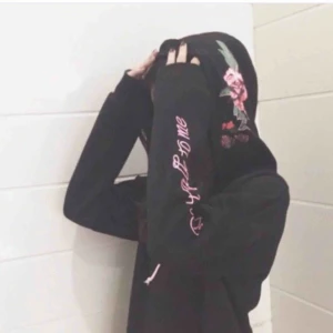  - Gullig hoodie i lite glansigare material med en broderad ros på, säljs pga för liten. Kan mötas upp i stockholm eller falun annars betalar köpare frakt 