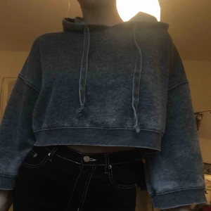  - Snygg croppad stoned washed hoodie sjukt snygg till stora trackpants och cargobyxor 
