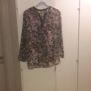  - 🏵 Transparent, mönstrad blus från Zara  Jag är 177 cm lång  Endast möte. Swish eller kontanter 🏵  