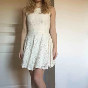  - Drömklänningen 😍 Så bra tyg, känns väldigt lyxig på. Som ny, passar 34- mindre 36:or 🌸Säljer även andra klänningar perfekt nu till student/sommaren! 🌸