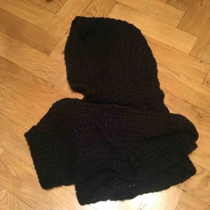  - Svart halsduk som går att vira två varv runt halsen och med luva!  ⚠️OBS! HÄMTAS i Hornstull alternativt skickas mot att köparen betalar fraktavgift. Möts endast upp om köparen köper för 100kr eller mer!⚠️