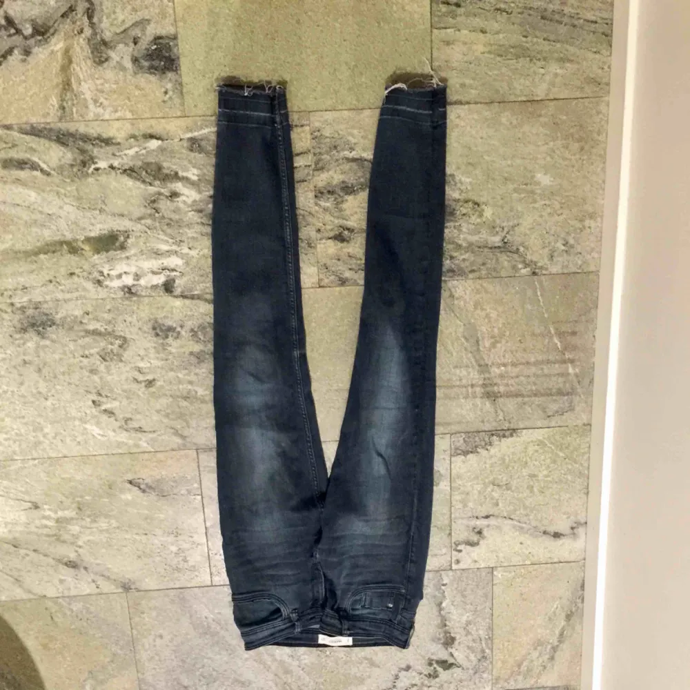 Ett par mörkblå jeans från mango i strl 34, de är i fint skick!. Jeans & Byxor.