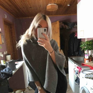  - Poncho köpt i Budapest i storlek ”onesize”. Sitter bra på mig som i normala fall har storlek XS/S. Aldrig använd med prislapp kvar. Köparen står för frakt 