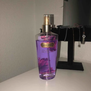  - Säljer min body mist från Victoria’s Secret ”love spell”. Säljes pga tycker inte om doften. Knappt använd. Frakt 39kr