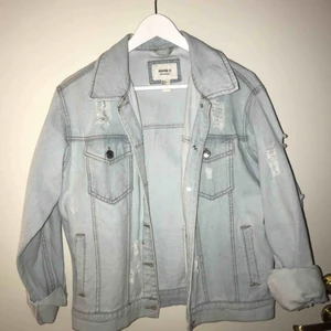  - Jag säljer en jeansjacka med slitningar lite överallt. Den kommer från forever 21. Den är i ett mycket bra skick. Storlek: S