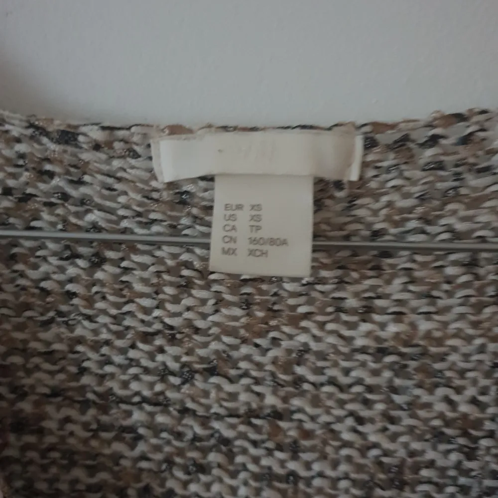 Fin stickad tröja från H&M. xs men passar även s. Bra kvalité och varm.. Tröjor & Koftor.