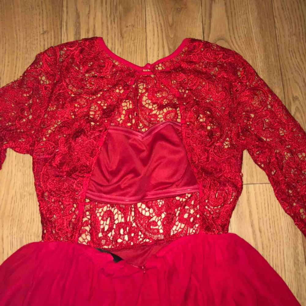 Balklänning i röd  Jättefin bal eller bröllops klänning med spets och öppen rygg. . Klänningar.