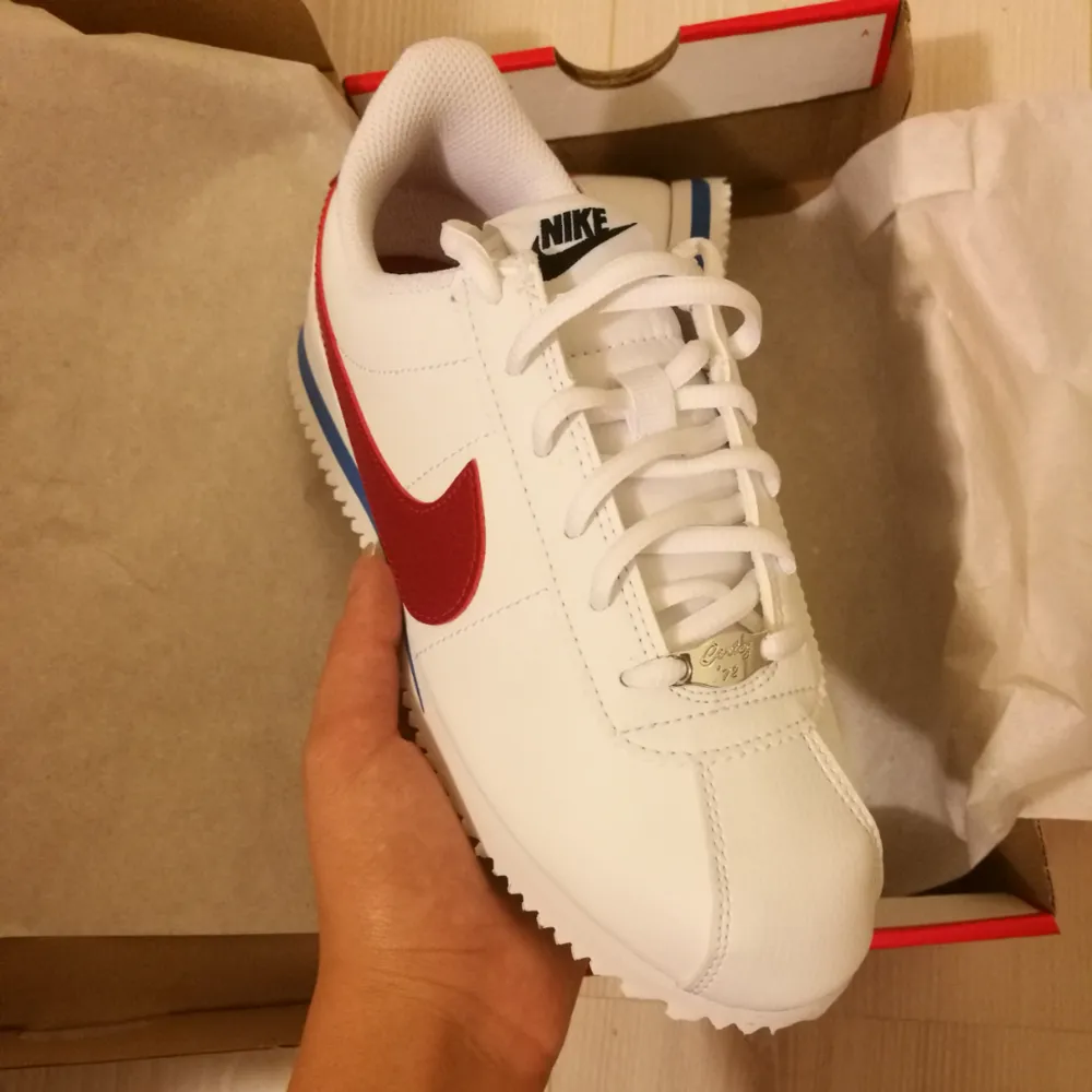 Brand new Nike cortez gs in packaging! Never use when I bought the wrong size. the size is 5Y, which corresponds to 37.5 (23.5 cm) but would say that it is more than 37a. Completely new and die good looking but they do not deserve to just lie in the box. #shoeshavefeelingstoo. Skor.