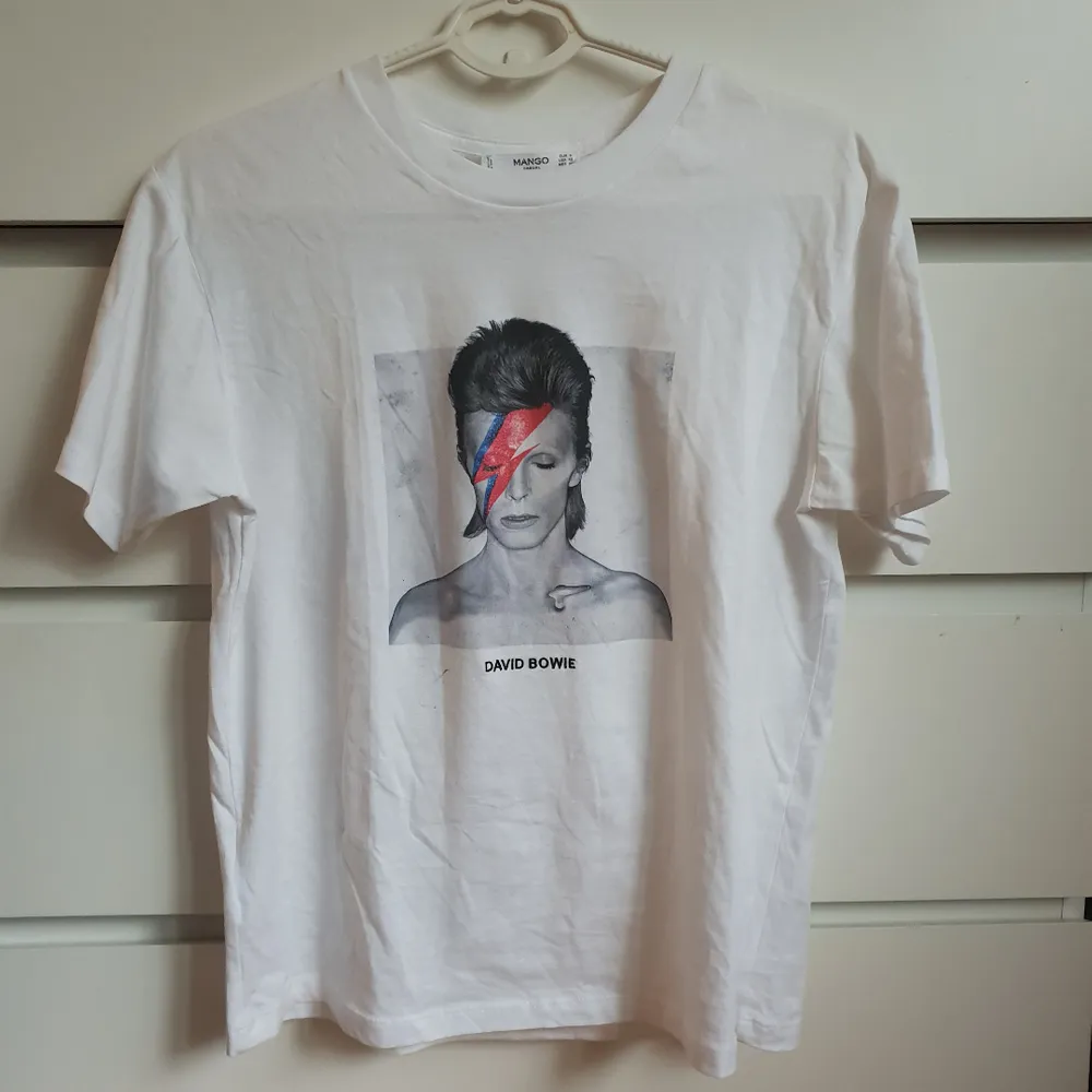 David Bowie tshirt från Mango i storlek s Frakt 25kr annars finns i Malmö . T-shirts.