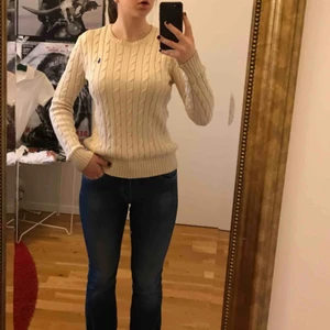  - FÖRHANDLINGSBART PRIS! En favorit från Ralph Lauren, kabelstickad och i mycket gott skick! Skriv för fler bilder💓 Köparen står för frakt