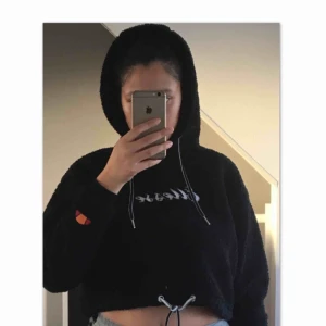  - Ellesse cropped Teddy hoodie, helt ny använd en gång. Köpt på urban outfitters 