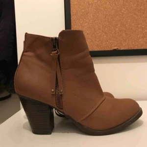  - Säljer ett par skor i brunt fuskläder. De är i australiensisk storlek 8, men de passar mig som har 39. Skorna är använda men i fint skick och det slitage som finns syns på bilderna.