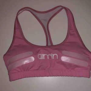  - Säljer min sport-bh från Aim’n då den tyvärr inte passar. Tar betalning via swish och fraktar mot betalning! 