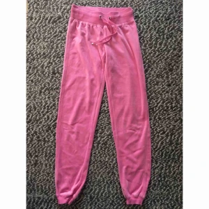  - Rosa velourbyxor i storlek XS, inte mycket använda så väldigt fint skick! Tvättade 1 gång. Nypris 250. Kan mötas upp i Stockholm eller skicka mot fraktkostnad (59:-