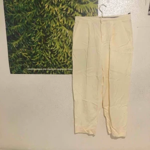  - Benvita byxor från Lindex, fickor fram och fejk-fickor bak. Lite genomskinliga. Slutar mitt på vaden på mig och jag är 180 cm. Jätteskönt material, 100% lycocell.