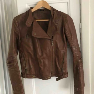  - Fin jacka i äkta skinn, lite sliten men i bra skick!