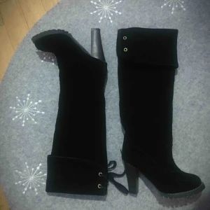  - Säljar ett par helt ny klackskor  St 38   Ny pris 599:-