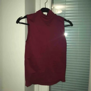  - Pololinne från Humana i stl L, men passar snarare S-M. Märket är okänt då ingen lapp finns, men väldigt snygg och tidlös är den. Frakt tillkommer 