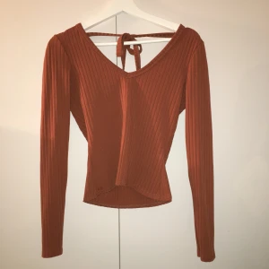  - Brun v-ringad top från Boohoo, kan knytas och är djup där bak. Gillar själva plagget men den satt inte fint på mig och därför är den oanvänd. Priset kan diskuteras men köparen står för frakt :))