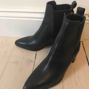  - Ett par helt oanvända skor i äkta skinn från Zara Woman. Något smala i passformen.