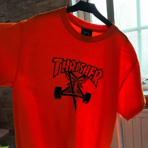  - Thrasher T-shirt aldrig använd! färgen är neon orange. pris kan diskuteras!