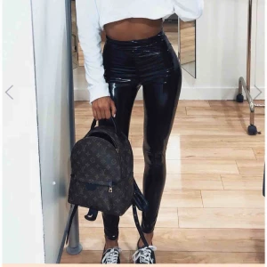  - Svarta, glansiga tights i vinyl. Väldigt stretchiga & hög midja. Inte ens öppnade från förpackningen pga råkade beställa 2 likadana. 