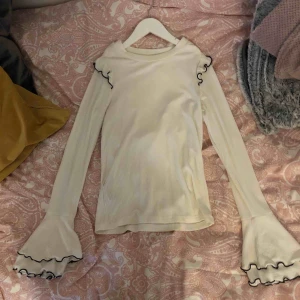  - Vit volang tröja från zara