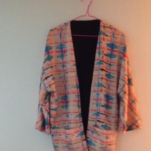 Grym kavaj i sidenliknande material! Vändbar, rosa mönster & helsvart. - Grym kavaj i sidenliknande material! Vändbar, rosa mönster & helsvart.