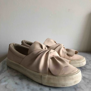  - Jättefina ”rosettskor”. Slip-on i storlek 39. Väl använda. Köpta på American Eagle.
