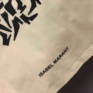  - Dust bags från isabel marant! Kan sys om och användas som en tygpåse tex! Frakten kommer på 20kr. 