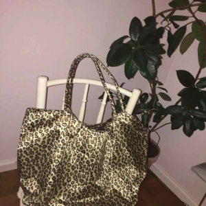  - En fin shoppingbag i trendig Leo. Köpt på humana. Ok skick, lite sliten på handtagen! 