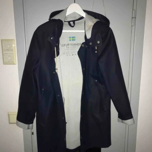  - Mörkblå Stutterheim regnjacka knappt använd. 