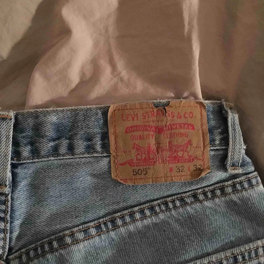 Levis jeans i en ljusblå somrig färg!! En midjan som funkar för storlekarna 27-33 beroende på hur baggy man vill ha dem! . Jeans & Byxor.