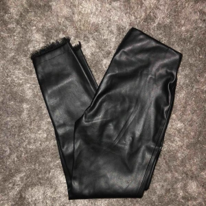  - Riktigt snygga skinnbyxor (ej äkta skinn) från Zara. Passar superbra till fest med en snygg topp till! Använda 2 gånger. 