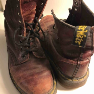  - Snyggt slitna Dr. Martens i storlek 38. Kan hämtas i Uppsala eller kan skickas mot fraktkostnad. 