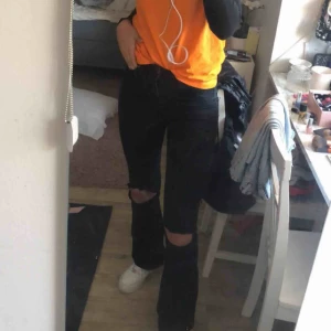  - Svarta Bootcut jeans med hål, (har en liten röd fläck på en utav fickan där bak