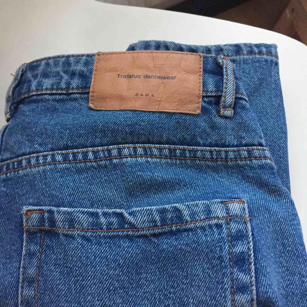 Snygga mom jeans från Zara. Använda ganska mycket fast i bra skick! Köpta för ungefär 500 kr.  Väldigt bekväma och ser fina ut på. . Jeans & Byxor.