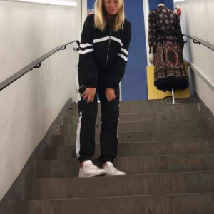  - Ett sett från na-kd i ett prassligt material. Byxorna är i storlek 36 och jackan i 38