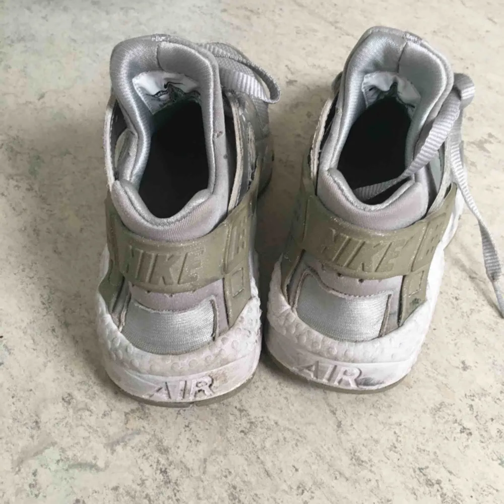 Nike huarache i silver. Skorna säljs då dom är för små. Skorna är använda men fortfarande snygga.  Köparen betalar frakt.. Skor.