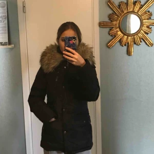  - Livigno jacka med stor fuskpäls. Endast använd en vinter, nyskick. Ny pris 2000kr  Finns i Stockholm 