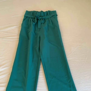  - Super flowy och bekväma mörk gröna sommarbyxor från BikBok. Aldrig använda pga fel storlek🌸
