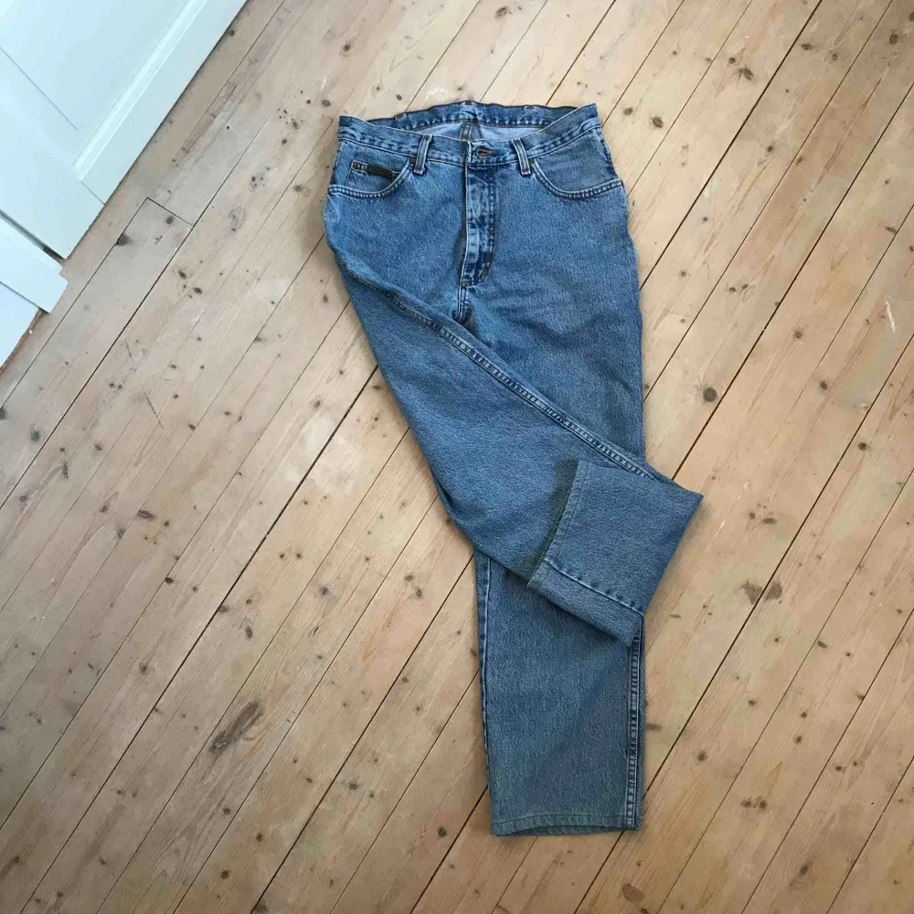 Vintage-jeans från märket Wrangler! Storleken är 34, men de känns större än så, jag är 1,70 och dom är som längden på mig på sista bilden. Kan mötas upp men också frakta :). Jeans & Byxor.