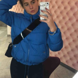  - Säljer en jättefin blå jacka i storlek 36/s