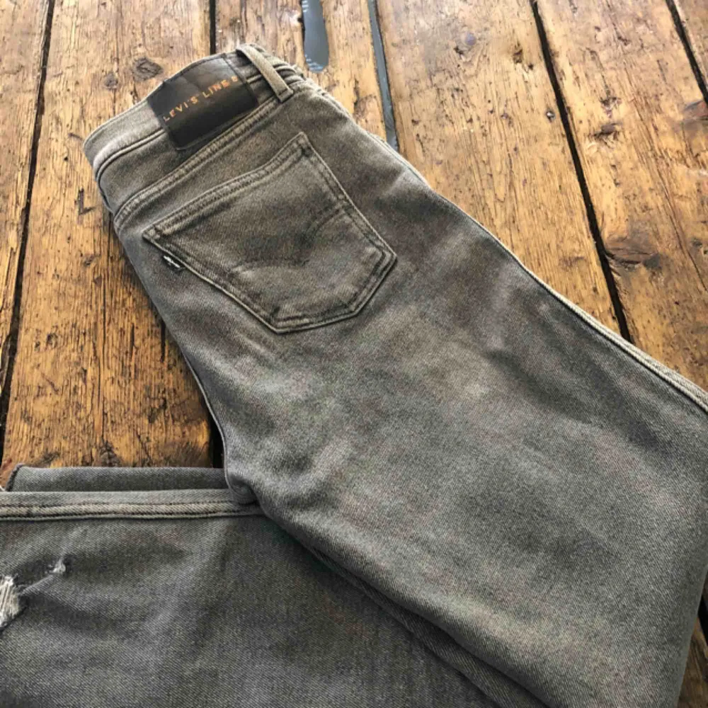 Levis Line 8, storlek 28. Grå. Tight passform. Avsmalnade ben. Använda någon gång, säljes pga. För stora. . Jeans & Byxor.