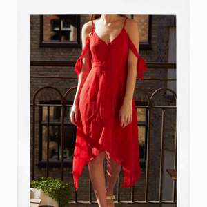 Underbar röd klänning. Skicket är nytt! 150 kr inklusive frakt. 🌼