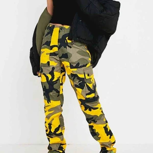  - Aldrig använda (prislapp sitter fortfarande kvar) camobyxor från urbanoutfitters! nypris:649kr Säljer pga för stora och köpte innan sommaren så går ej att lämna tillbaka! Jag står för halva frakten! Kan även mötas i sthlm! 💗💕(pris kan diskuteras)