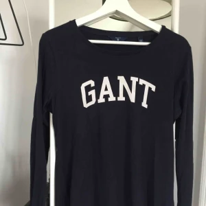  - En marinblå långärmad från Gant! Sällan använd så k väldigt bra skick! Ordinarie pris 600kr, säljer för 250 inkl frakt