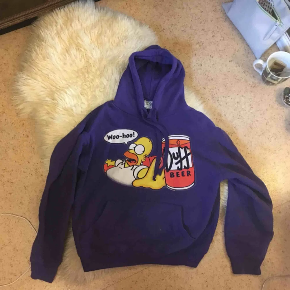 En överfeeeet unik mörklila hoodie som inte kommer till användning 😭 Köparen står för frakt ❤️. Hoodies.