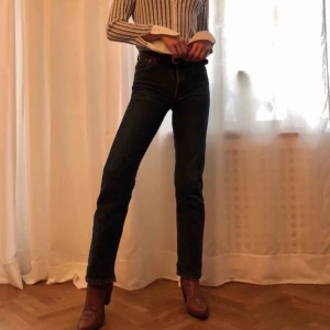  - Mörkblå Levi’s 501 jeans. Stlk. W28L34. Köpta secondhand i Paris därmed en lite uppklippning i sömmen längst ner, går lätt att sy ihop om önskas. Köparen står för frakt, kan även mötas upp!